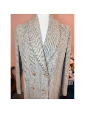 Pavillion petite 100% pure wool coat light herringbone pattern. Red Union Label